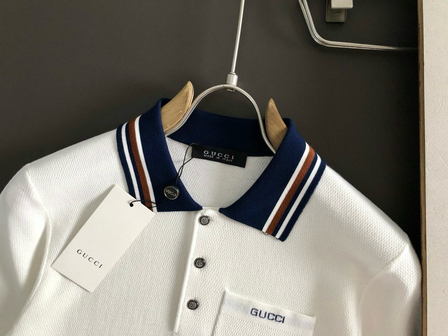 Gucc*合身版型M-XXXL2025秋冬领口提花口袋款刺绣字母翻领羊毛短袖，精致工艺专柜面料，顶级元素