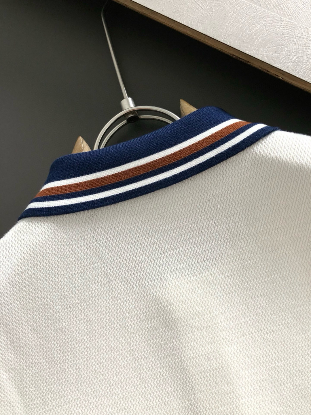 Gucc*合身版型M-XXXL2025秋冬领口提花口袋款刺绣字母翻领羊毛短袖，精致工艺专柜面料，顶级元素