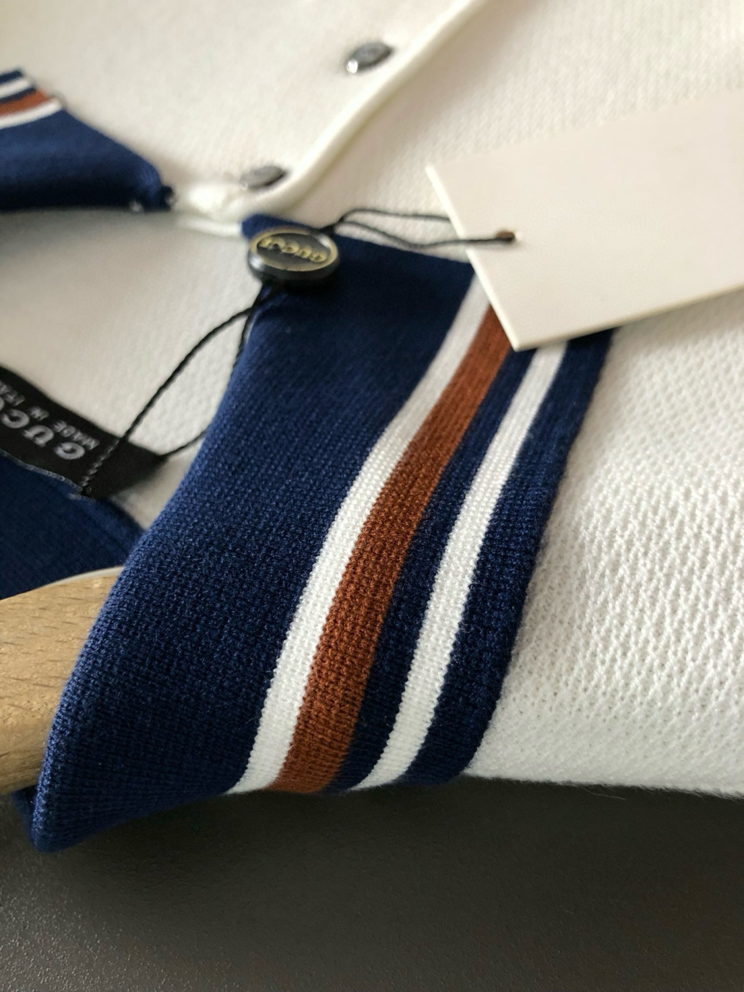 Gucc*合身版型M-XXXL2025秋冬领口提花口袋款刺绣字母翻领羊毛短袖，精致工艺专柜面料，顶级元素