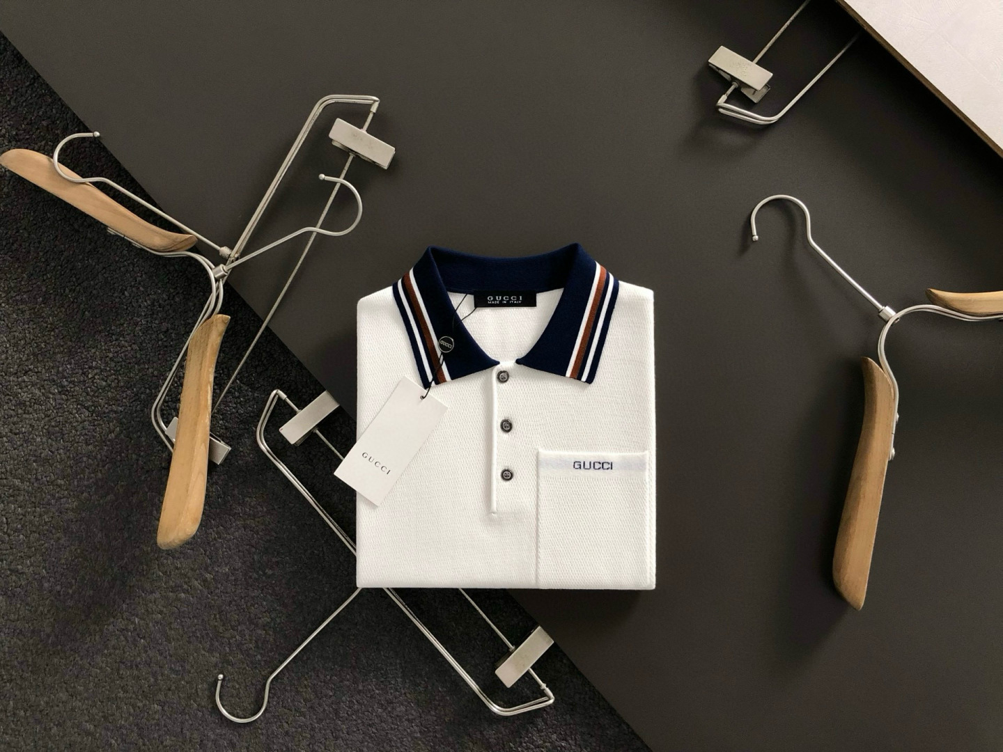 Gucc*合身版型M-XXXL2025秋冬领口提花口袋款刺绣字母翻领羊毛短袖，精致工艺专柜面料，顶级元素