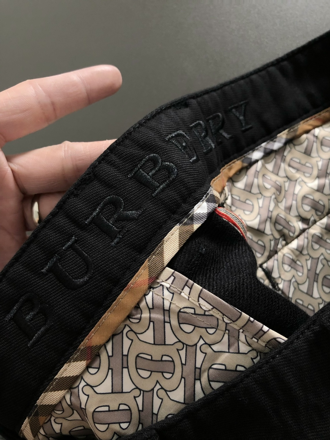 BBR*合身版型29-362025秋冬经典黑色休闲裤，以经典黑色为主调，融入专柜格纹描边对版辅料元素，打