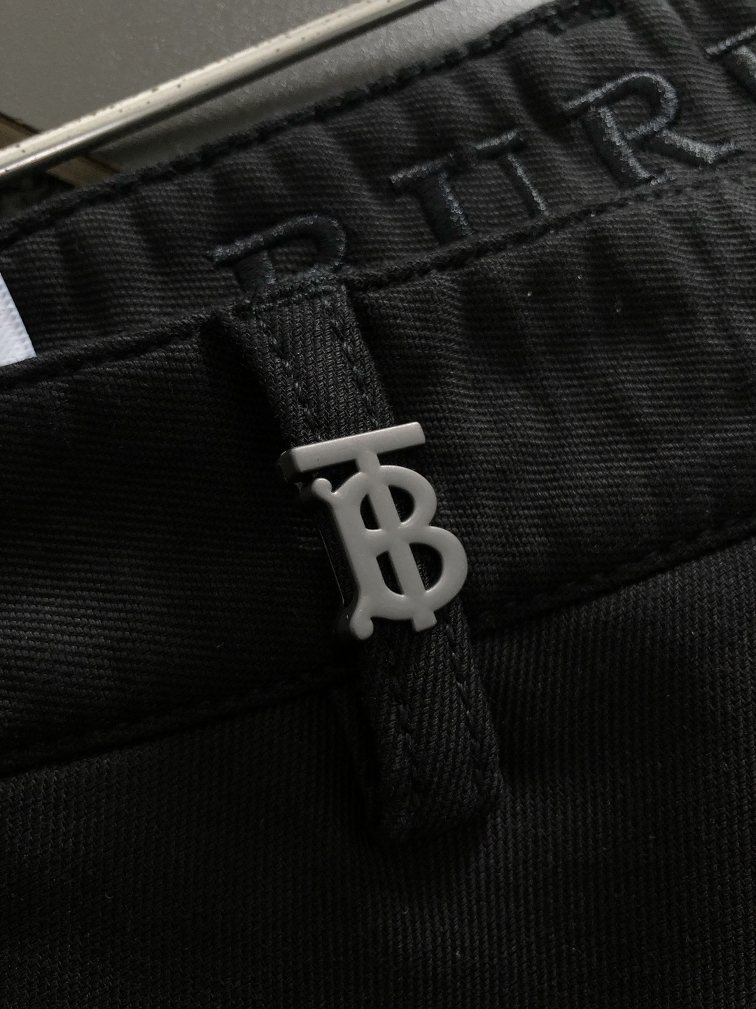 BBR*合身版型29-362025秋冬经典黑色休闲裤，以经典黑色为主调，融入专柜格纹描边对版辅料元素，打