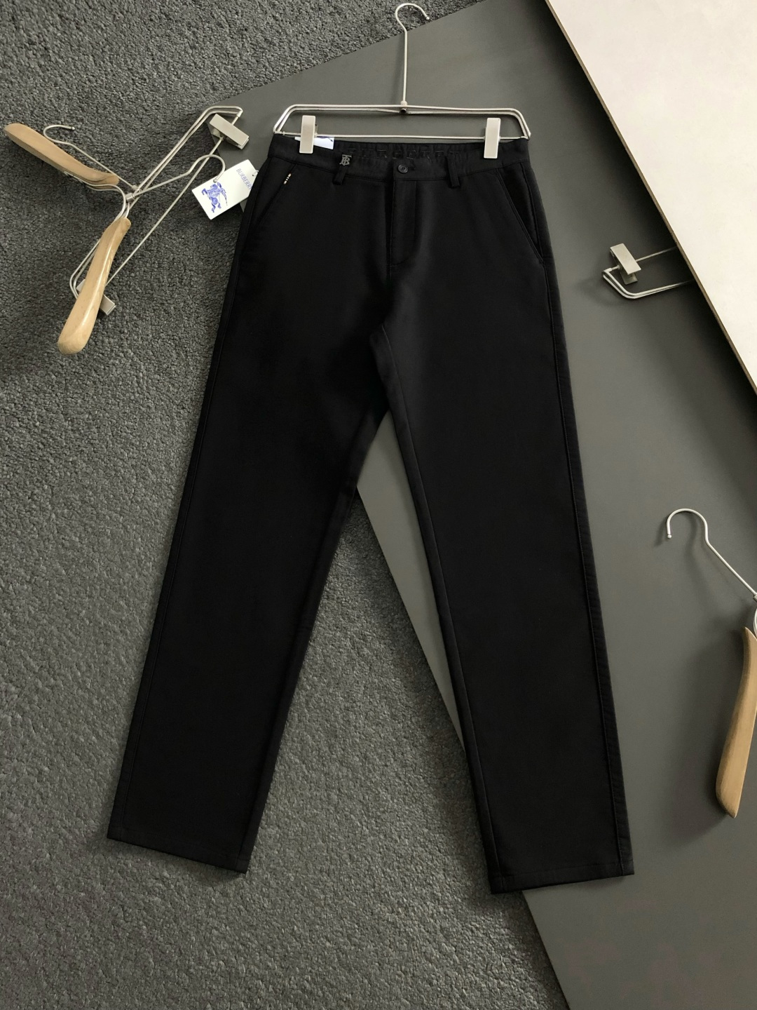 BBR*合身版型29-362025秋冬经典黑色休闲裤，以经典黑色为主调，融入专柜格纹描边对版辅料元素，打