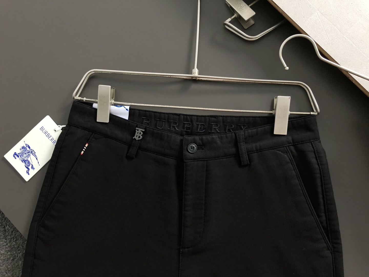 BBR*合身版型29-362025秋冬经典黑色休闲裤，以经典黑色为主调，融入专柜格纹描边对版辅料元素，打