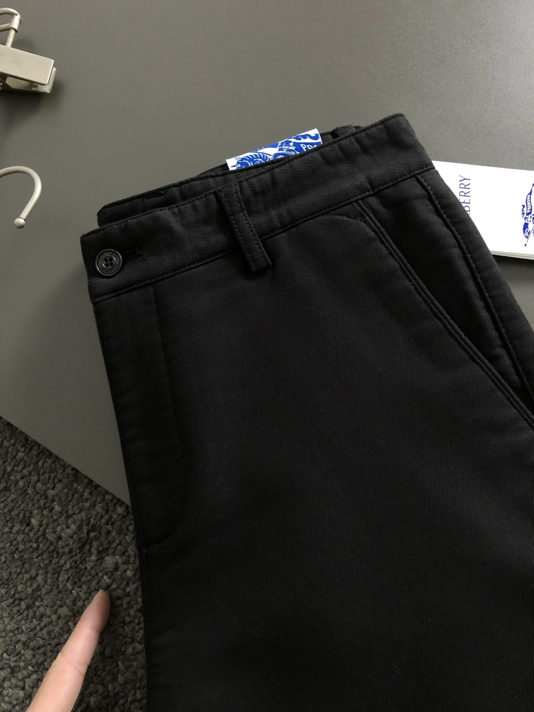 BBR*合身版型29-362025秋冬经典黑色休闲裤，以经典黑色为主调，融入专柜格纹描边对版辅料元素，打