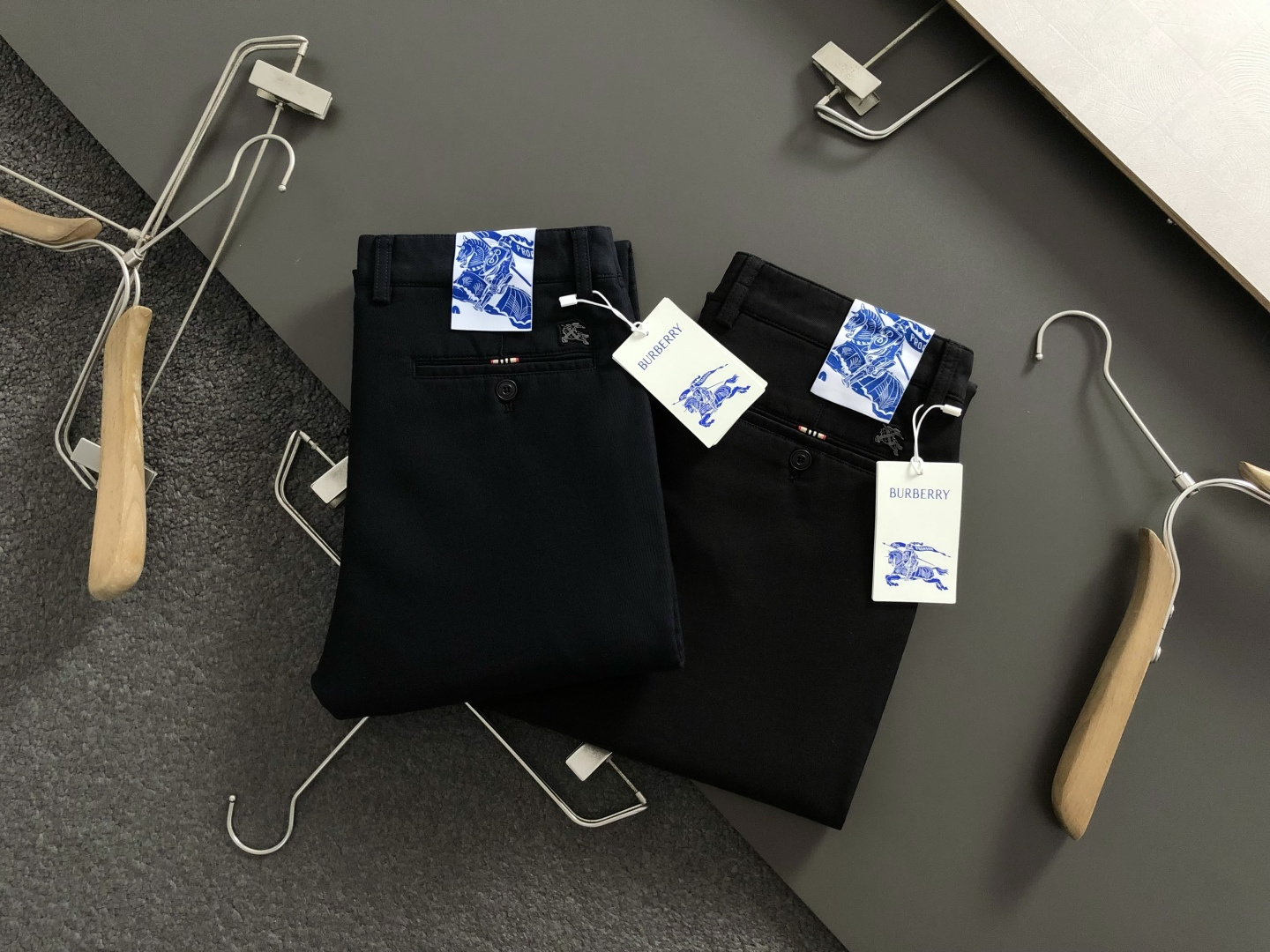 BBR*合身版型29-362025秋冬经典黑色休闲裤，以经典黑色为主调，融入专柜格纹描边对版辅料元素，打