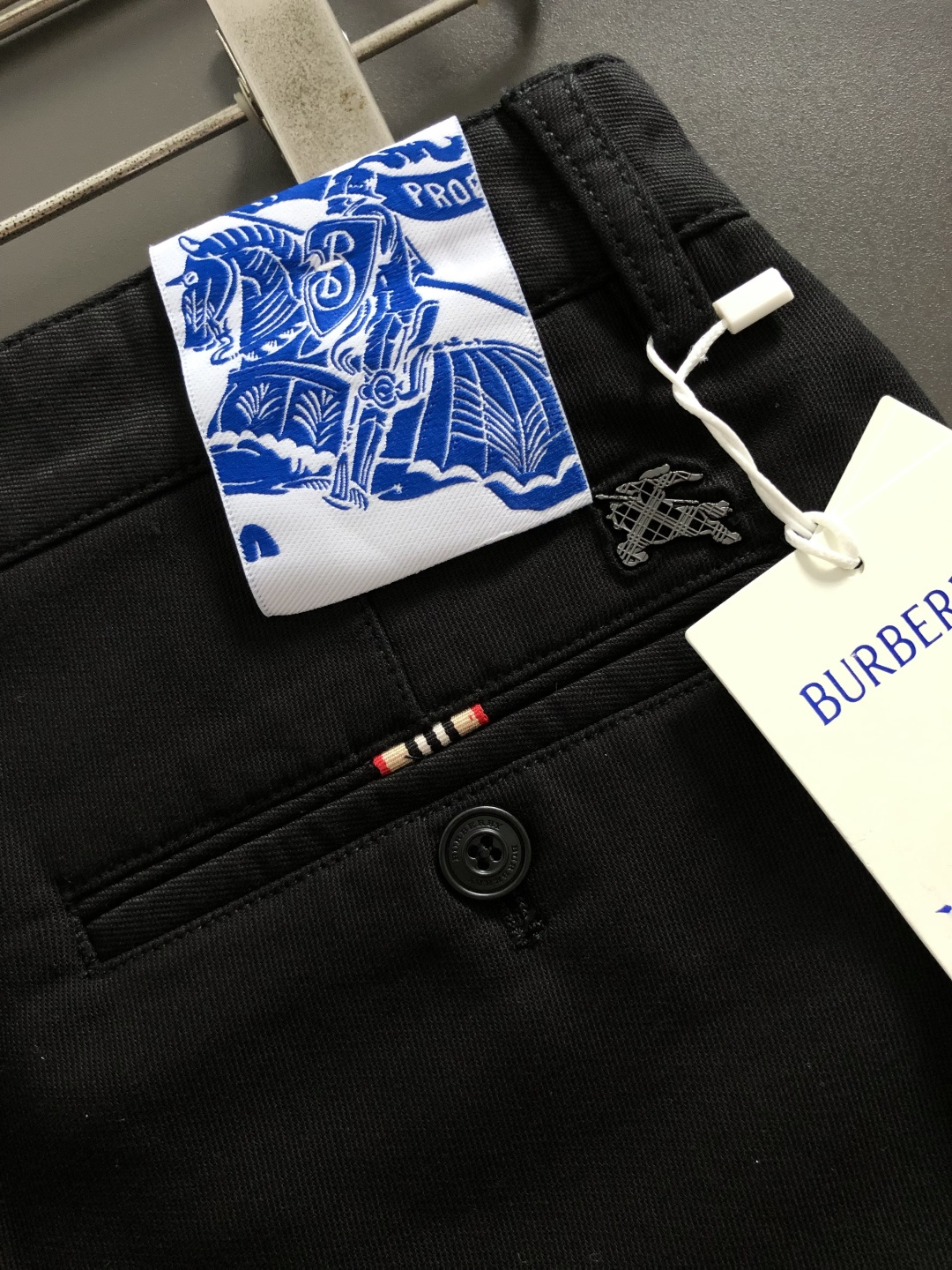 BBR*合身版型29-362025秋冬经典黑色休闲裤，以经典黑色为主调，融入专柜格纹描边对版辅料元素，打