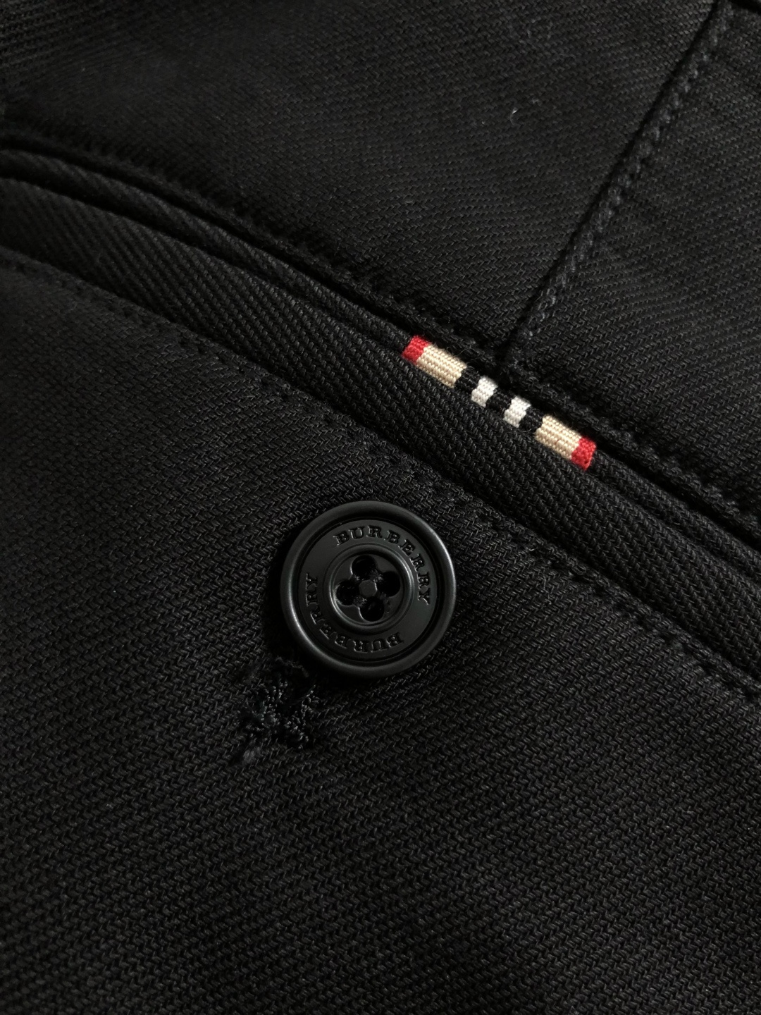 BBR*合身版型29-362025秋冬经典黑色休闲裤，以经典黑色为主调，融入专柜格纹描边对版辅料元素，打