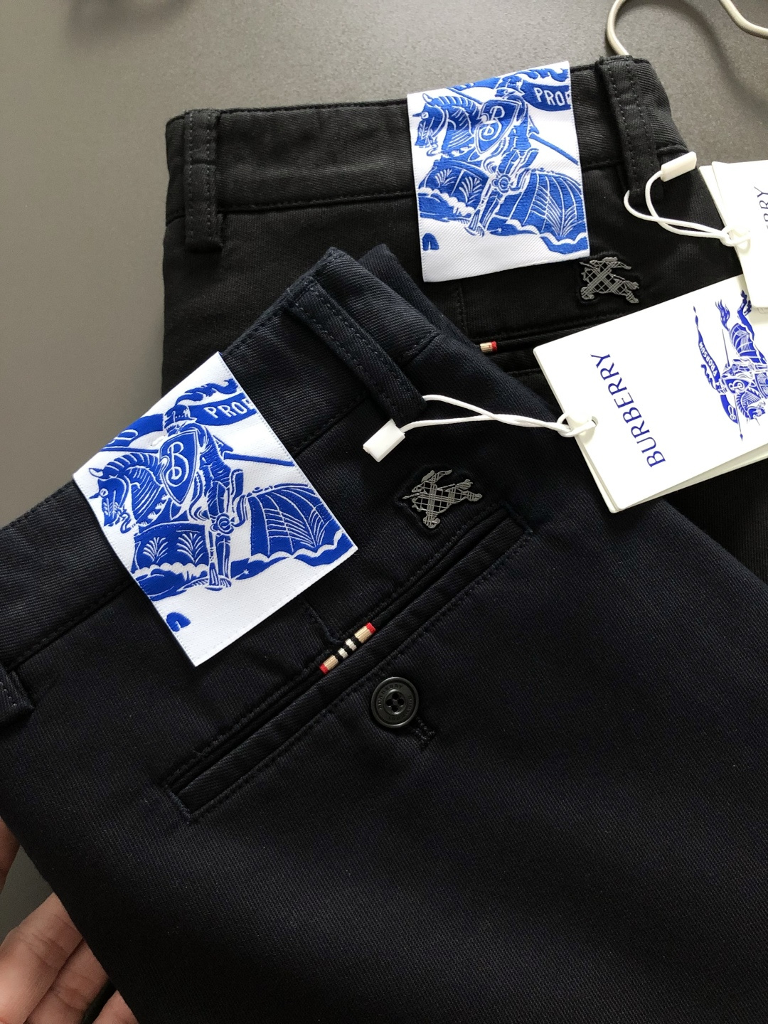 BBR*合身版型29-362025秋冬经典黑色休闲裤，以经典黑色为主调，融入专柜格纹描边对版辅料元素，打