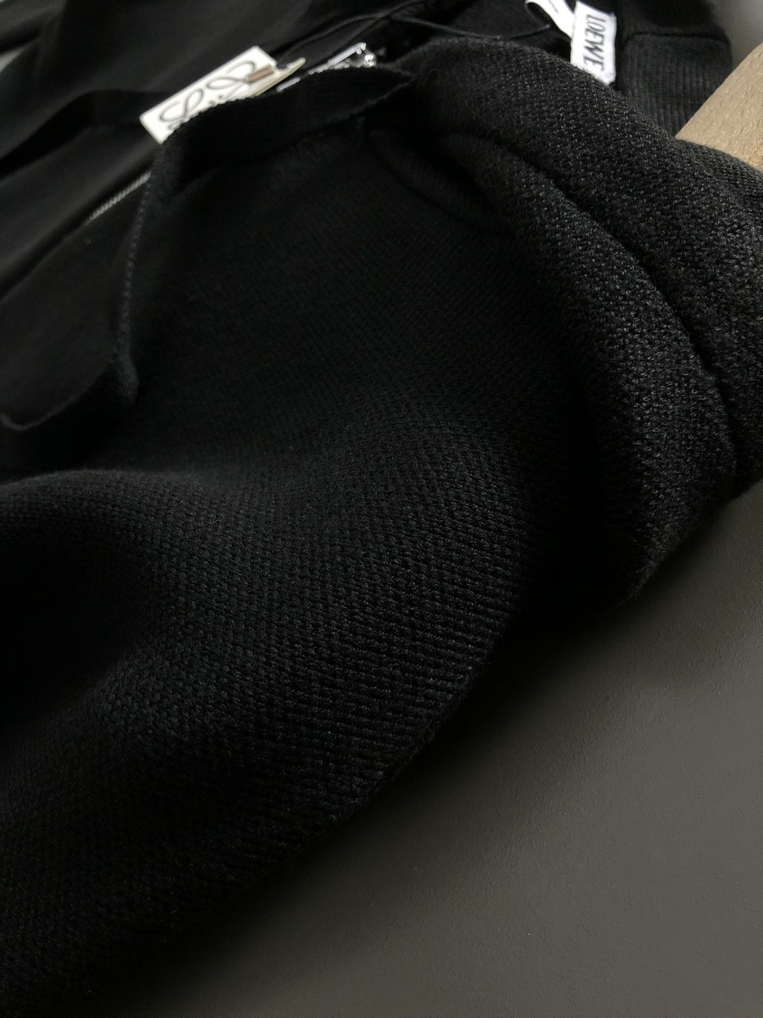 Low*宽松版型S-Xl2025秋冬潮牌连帽卫衣，以经典字母压花面料为主调，巧妙融入时尚元素，打破传统卫