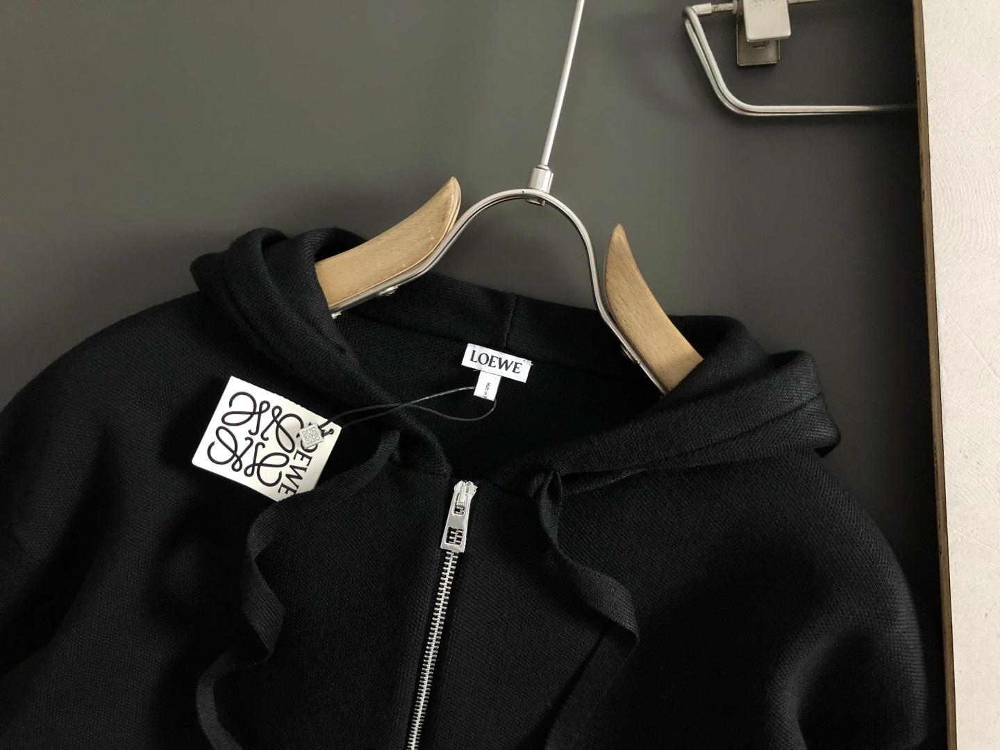 Low*宽松版型S-Xl2025秋冬潮牌连帽卫衣，以经典字母压花面料为主调，巧妙融入时尚元素，打破传统卫