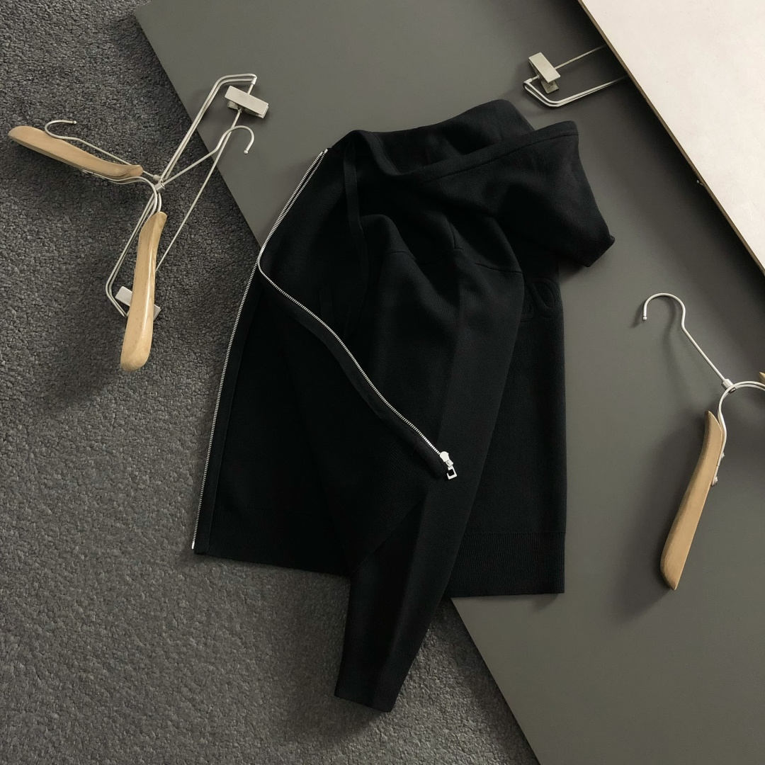 Low*宽松版型S-Xl2025秋冬潮牌连帽卫衣，以经典字母压花面料为主调，巧妙融入时尚元素，打破传统卫