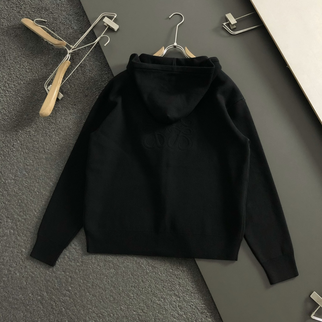 Low*宽松版型S-Xl2025秋冬潮牌连帽卫衣，以经典字母压花面料为主调，巧妙融入时尚元素，打破传统卫