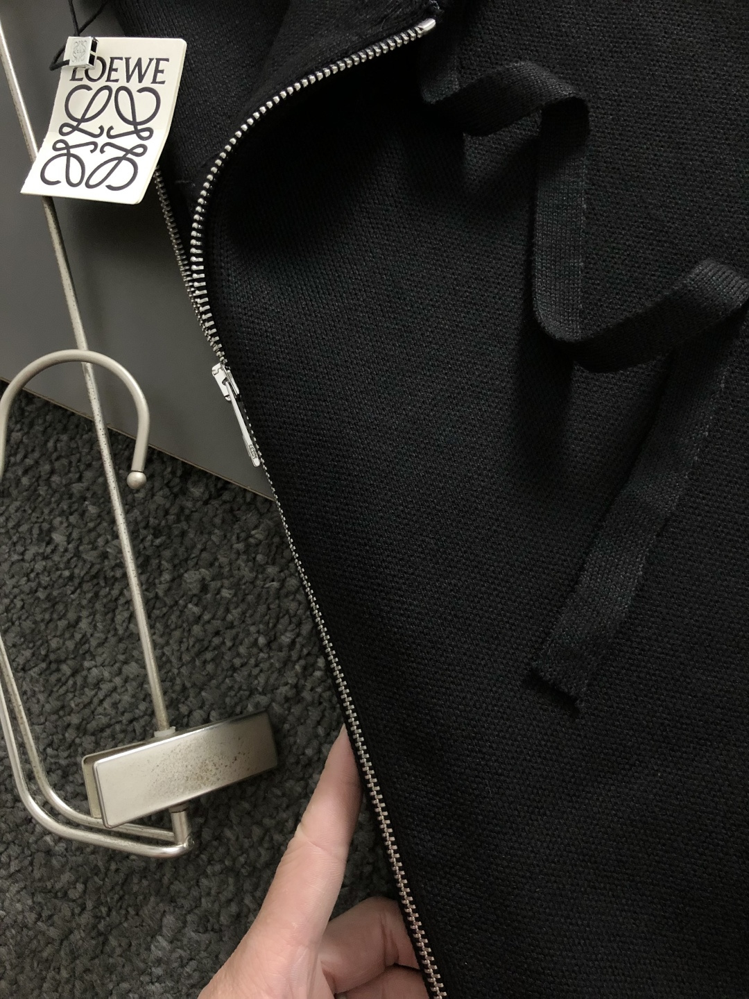 Low*宽松版型S-Xl2025秋冬潮牌连帽卫衣，以经典字母压花面料为主调，巧妙融入时尚元素，打破传统卫