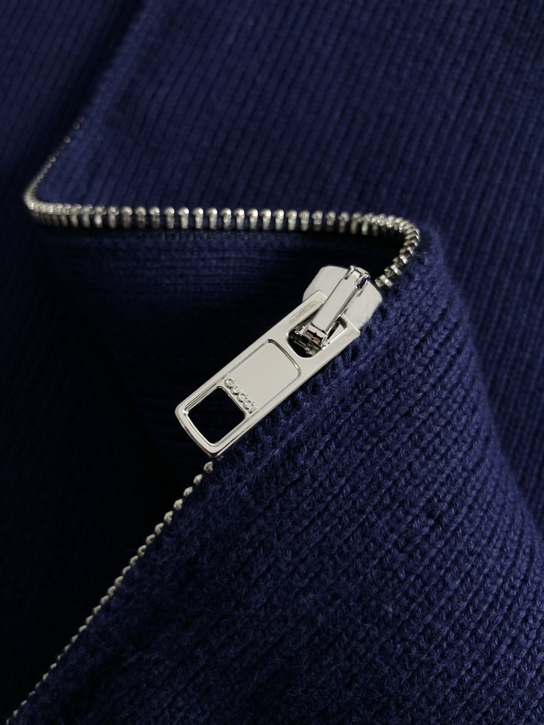 Gucc*宽松版型S-Xl2025秋冬潮牌蓝白拼色羊毛衫，以袖子字母刺绣为主调，巧妙融入时尚元素，打破传