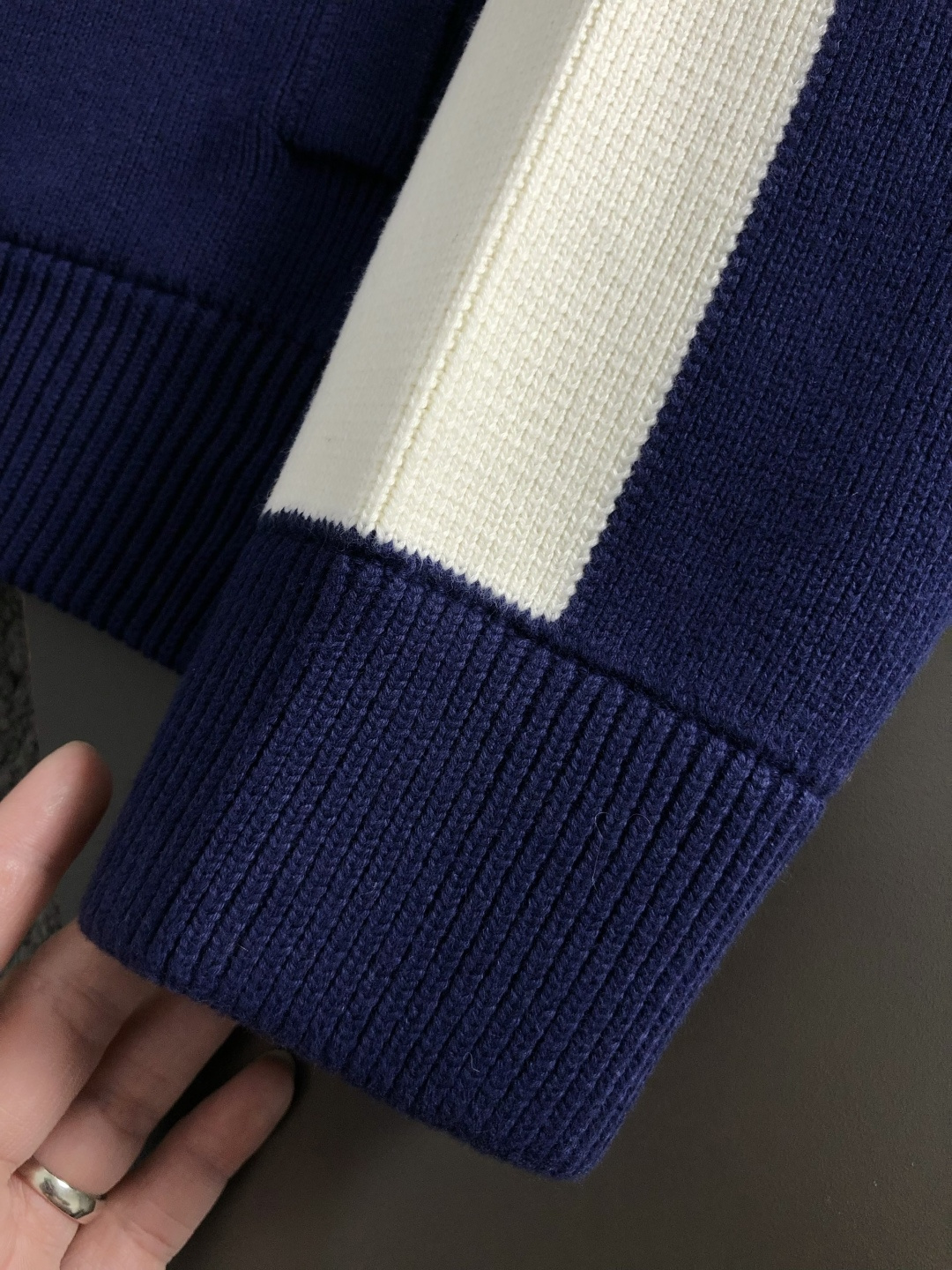 Gucc*宽松版型S-Xl2025秋冬潮牌蓝白拼色羊毛衫，以袖子字母刺绣为主调，巧妙融入时尚元素，打破传