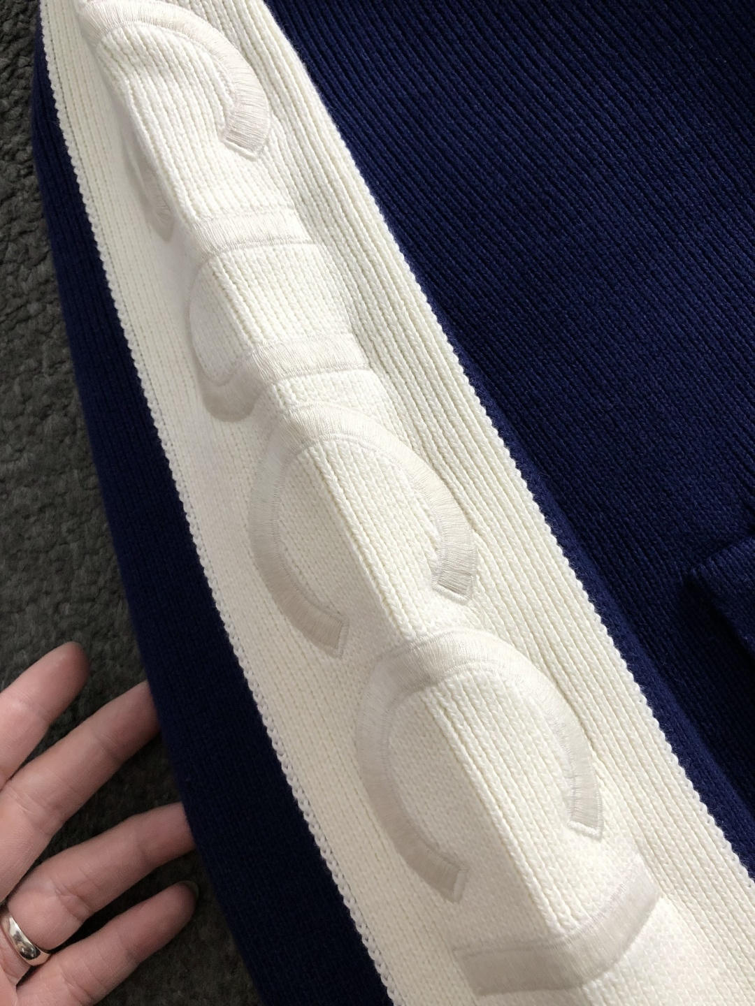 Gucc*宽松版型S-Xl2025秋冬潮牌蓝白拼色羊毛衫，以袖子字母刺绣为主调，巧妙融入时尚元素，打破传