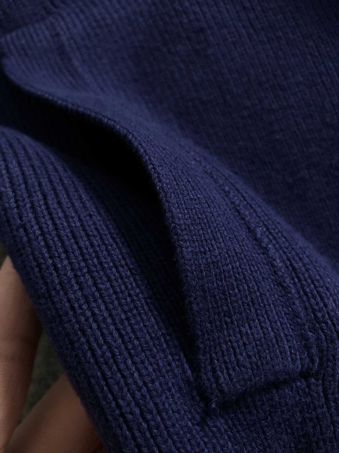 Gucc*宽松版型S-Xl2025秋冬潮牌蓝白拼色羊毛衫，以袖子字母刺绣为主调，巧妙融入时尚元素，打破传