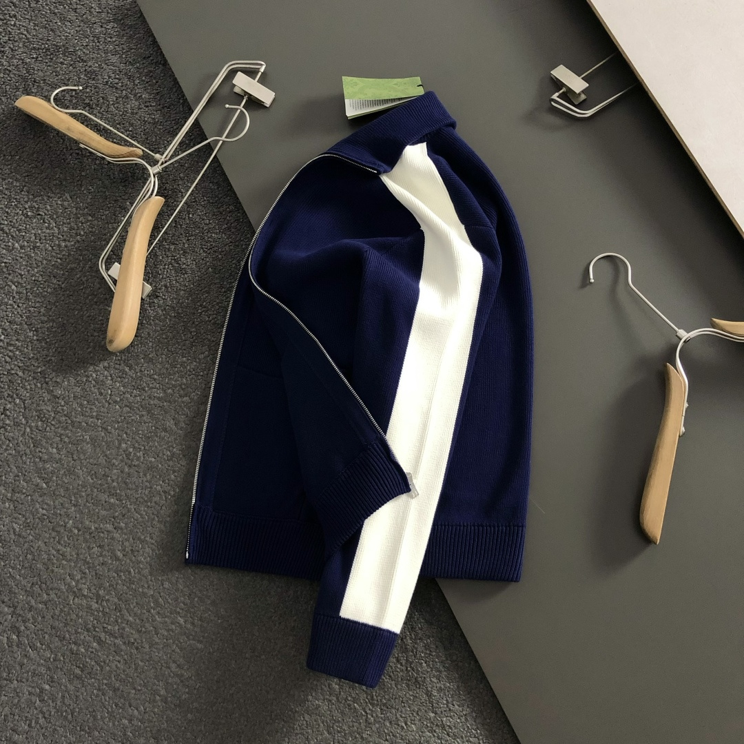 Gucc*宽松版型S-Xl2025秋冬潮牌蓝白拼色羊毛衫，以袖子字母刺绣为主调，巧妙融入时尚元素，打破传