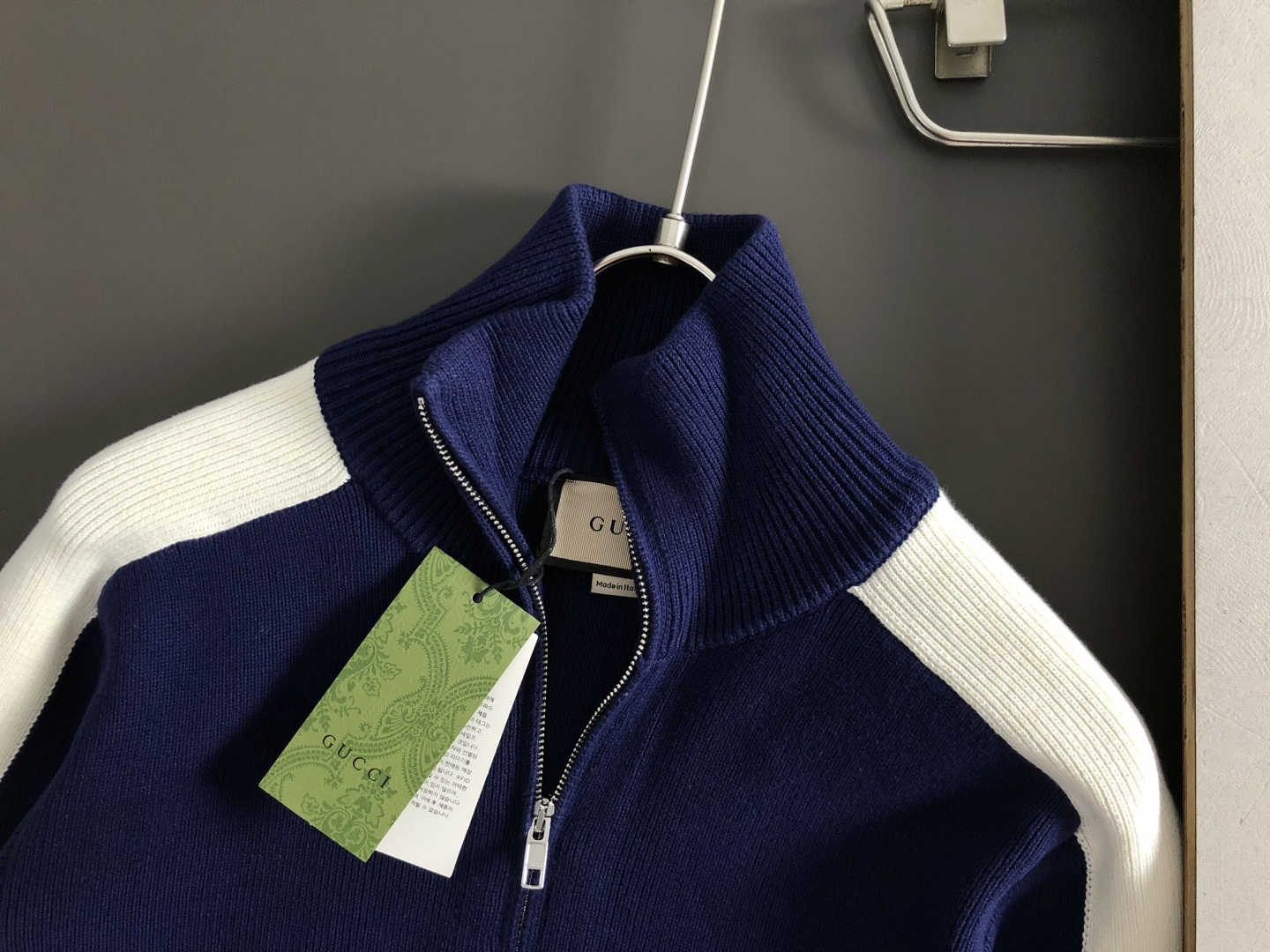 Gucc*宽松版型S-Xl2025秋冬潮牌蓝白拼色羊毛衫，以袖子字母刺绣为主调，巧妙融入时尚元素，打破传