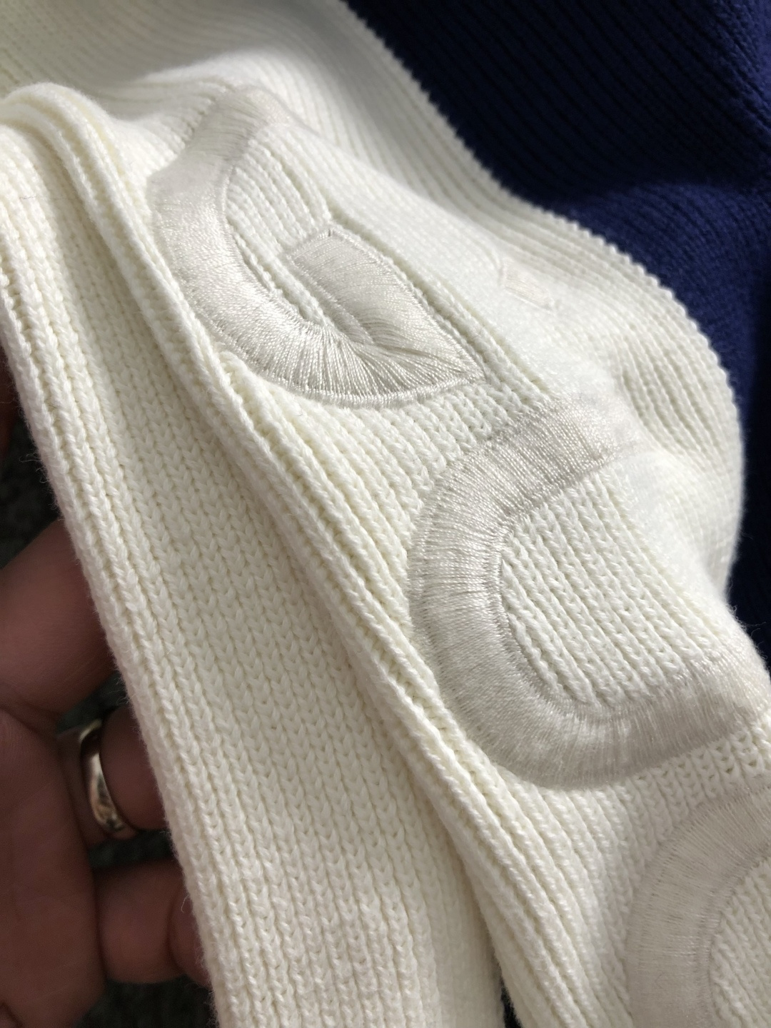 Gucc*宽松版型S-Xl2025秋冬潮牌蓝白拼色羊毛衫，以袖子字母刺绣为主调，巧妙融入时尚元素，打破传