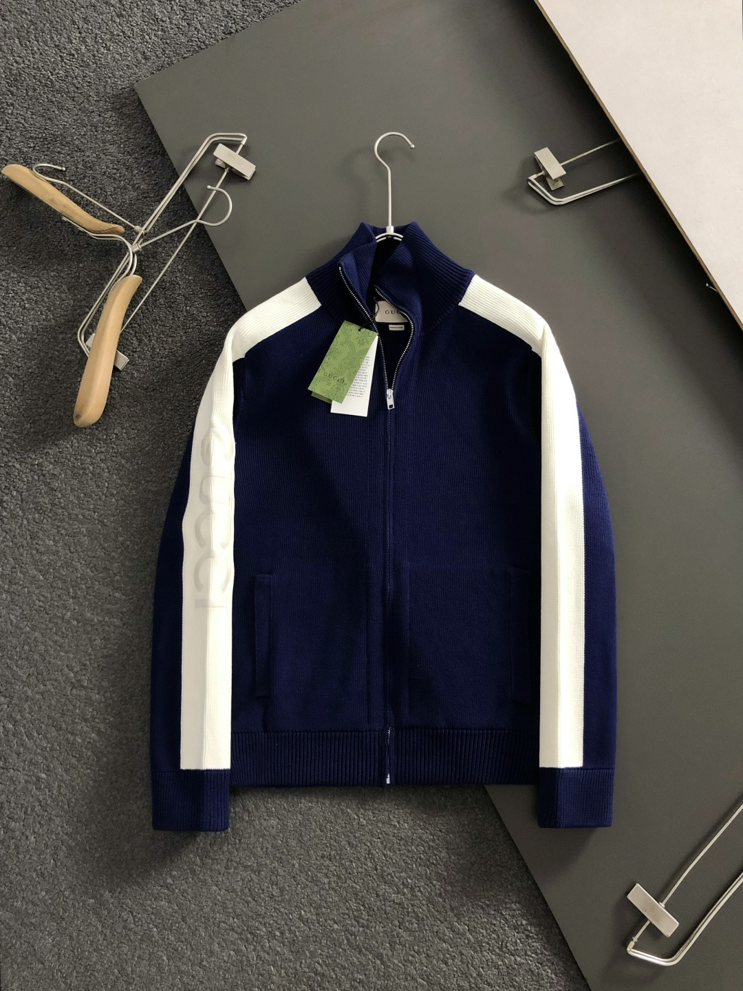 Gucc*宽松版型S-Xl2025秋冬潮牌蓝白拼色羊毛衫，以袖子字母刺绣为主调，巧妙融入时尚元素，打破传