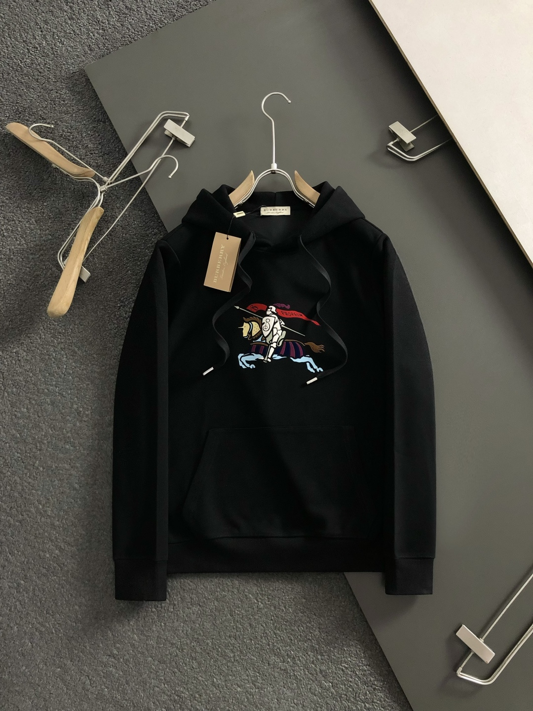 BBR*合身版型M-XXXl2025秋冬黑白双色潮牌连帽卫衣，以经典彩色骑士立体印花为主调，巧妙印花元素