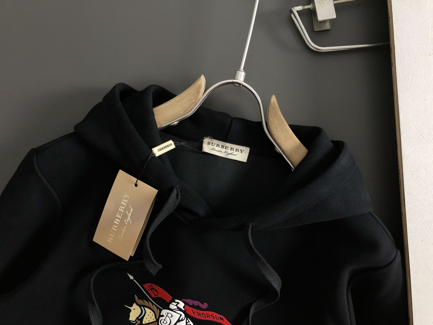 BBR*合身版型M-XXXl2025秋冬黑白双色潮牌连帽卫衣，以经典彩色骑士立体印花为主调，巧妙印花元素