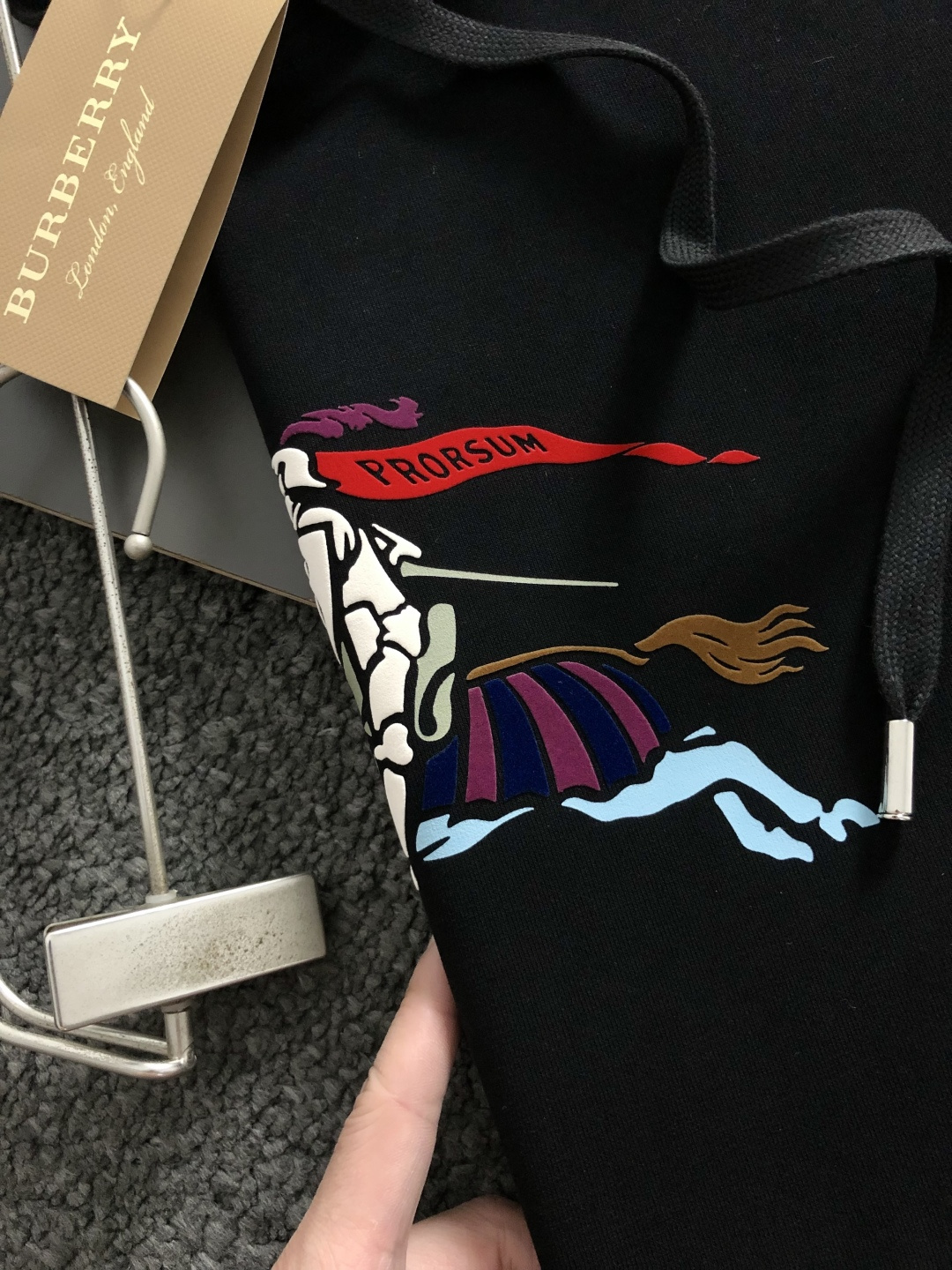 BBR*合身版型M-XXXl2025秋冬黑白双色潮牌连帽卫衣，以经典彩色骑士立体印花为主调，巧妙印花元素