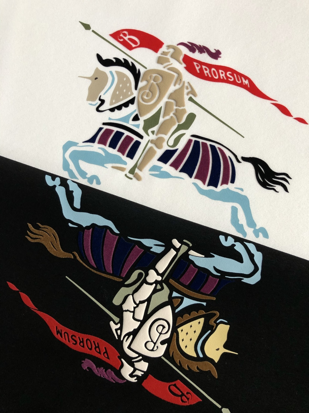 BBR*合身版型M-XXXl2025秋冬黑白双色潮牌连帽卫衣，以经典彩色骑士立体印花为主调，巧妙印花元素