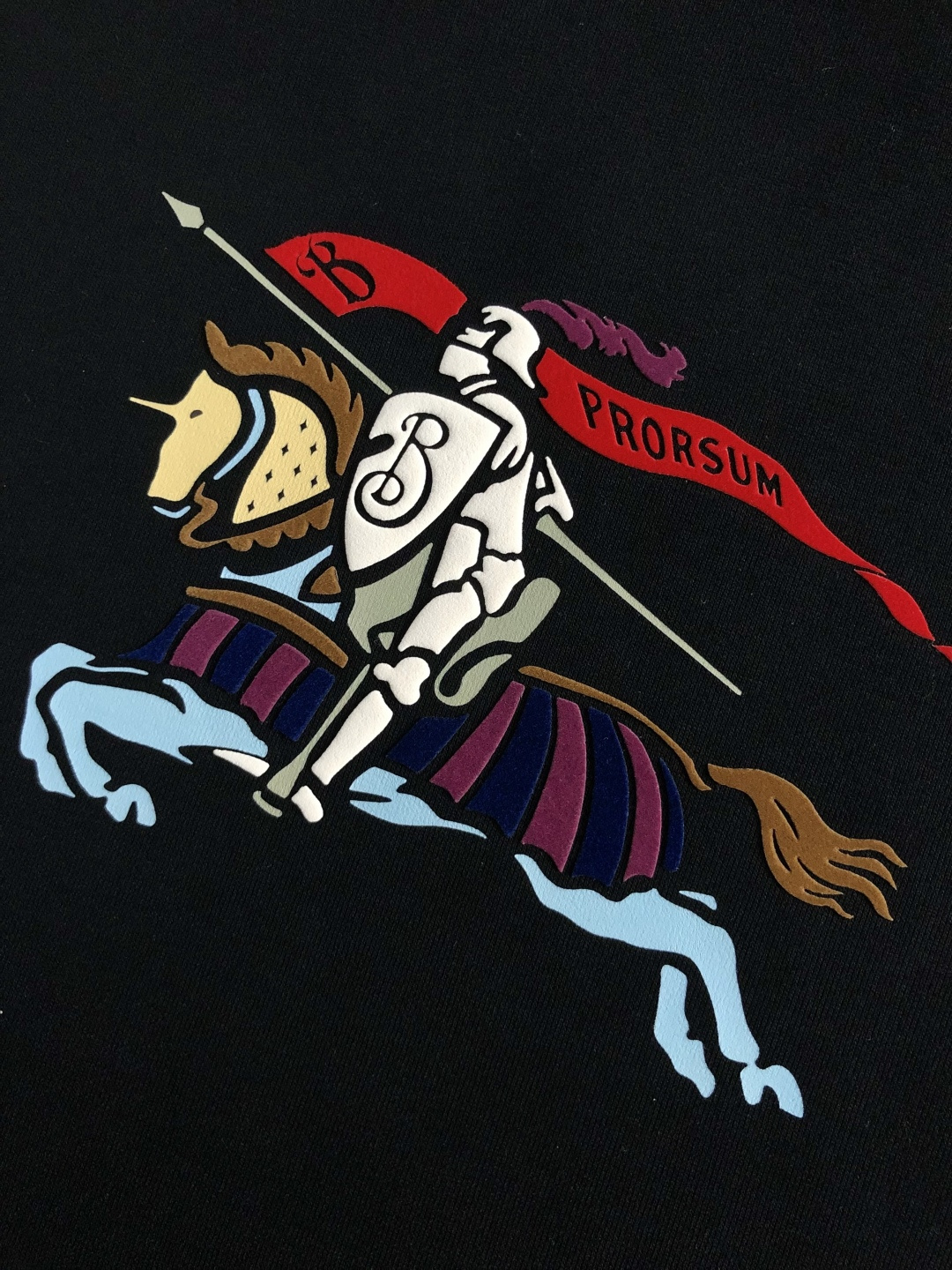 BBR*合身版型M-XXXl2025秋冬黑白双色潮牌连帽卫衣，以经典彩色骑士立体印花为主调，巧妙印花元素