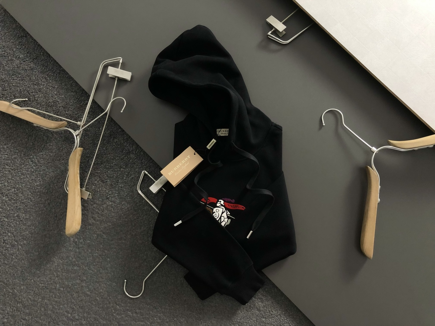 BBR*合身版型M-XXXl2025秋冬黑白双色潮牌连帽卫衣，以经典彩色骑士立体印花为主调，巧妙印花元素