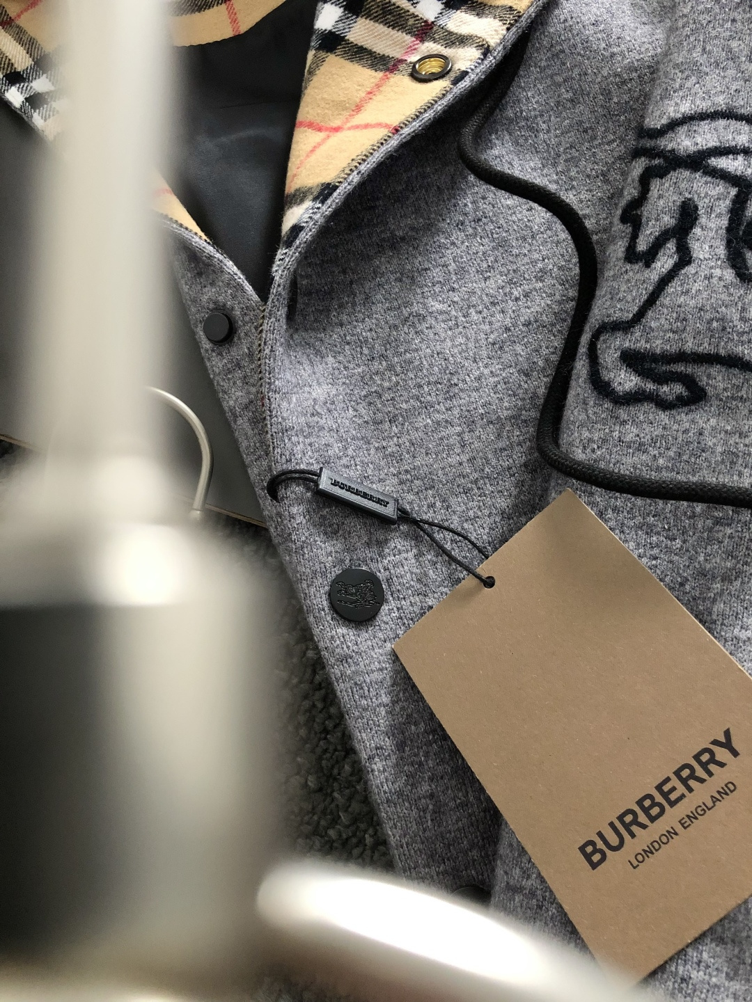 BBR*合身版型M-XXXl2025秋冬潮牌精仿颗粒绒连帽外套，以经典黑色格纹内衬为主调，巧妙融入连帽线