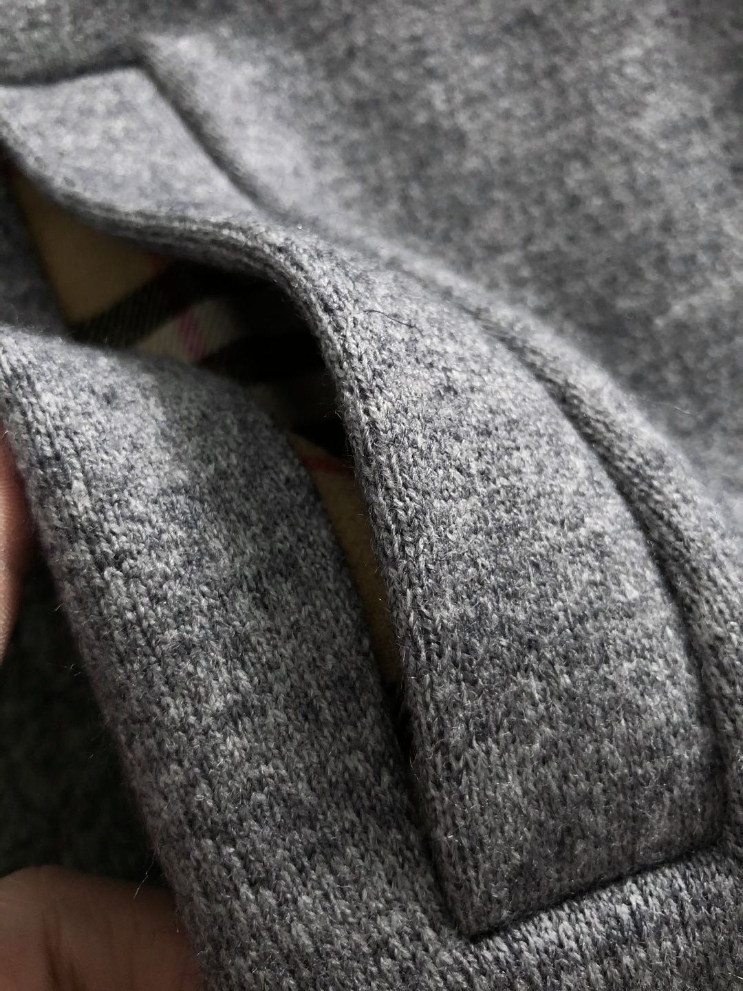 BBR*合身版型M-XXXl2025秋冬潮牌精仿颗粒绒连帽外套，以经典黑色格纹内衬为主调，巧妙融入连帽线