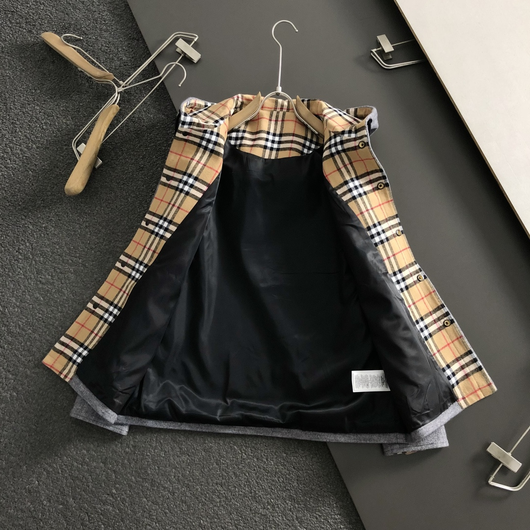 BBR*合身版型M-XXXl2025秋冬潮牌精仿颗粒绒连帽外套，以经典黑色格纹内衬为主调，巧妙融入连帽线