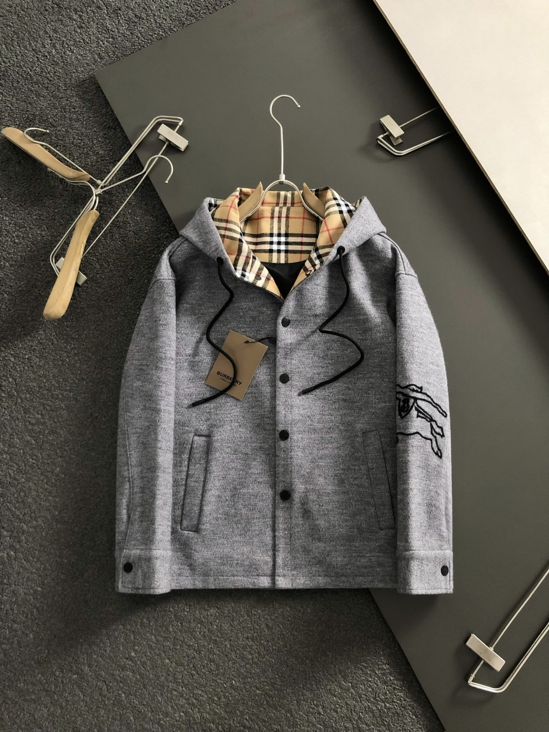 BBR*合身版型M-XXXl2025秋冬潮牌精仿颗粒绒连帽外套，以经典黑色格纹内衬为主调，巧妙融入连帽线