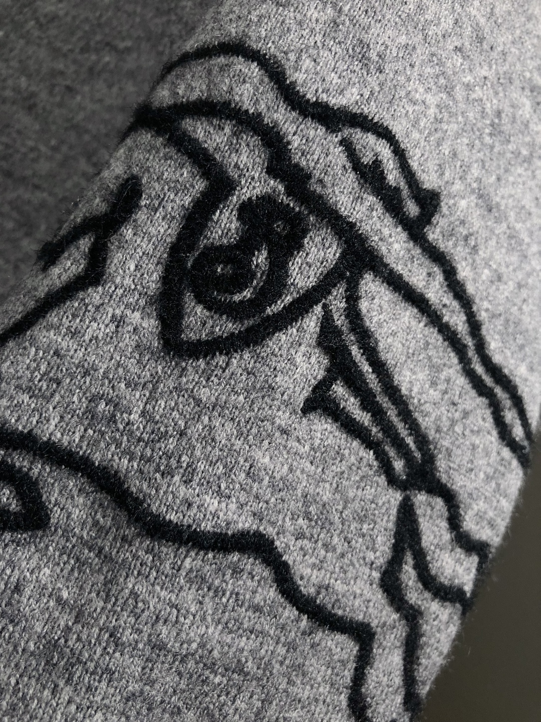 BBR*合身版型M-XXXl2025秋冬潮牌精仿颗粒绒连帽外套，以经典黑色格纹内衬为主调，巧妙融入连帽线