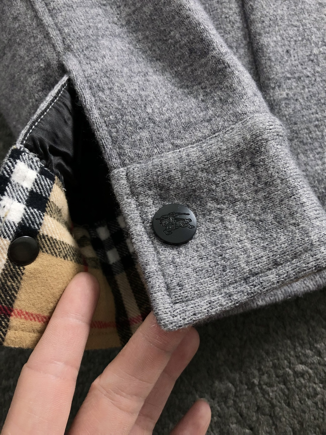 BBR*合身版型M-XXXl2025秋冬潮牌精仿颗粒绒连帽外套，以经典黑色格纹内衬为主调，巧妙融入连帽线