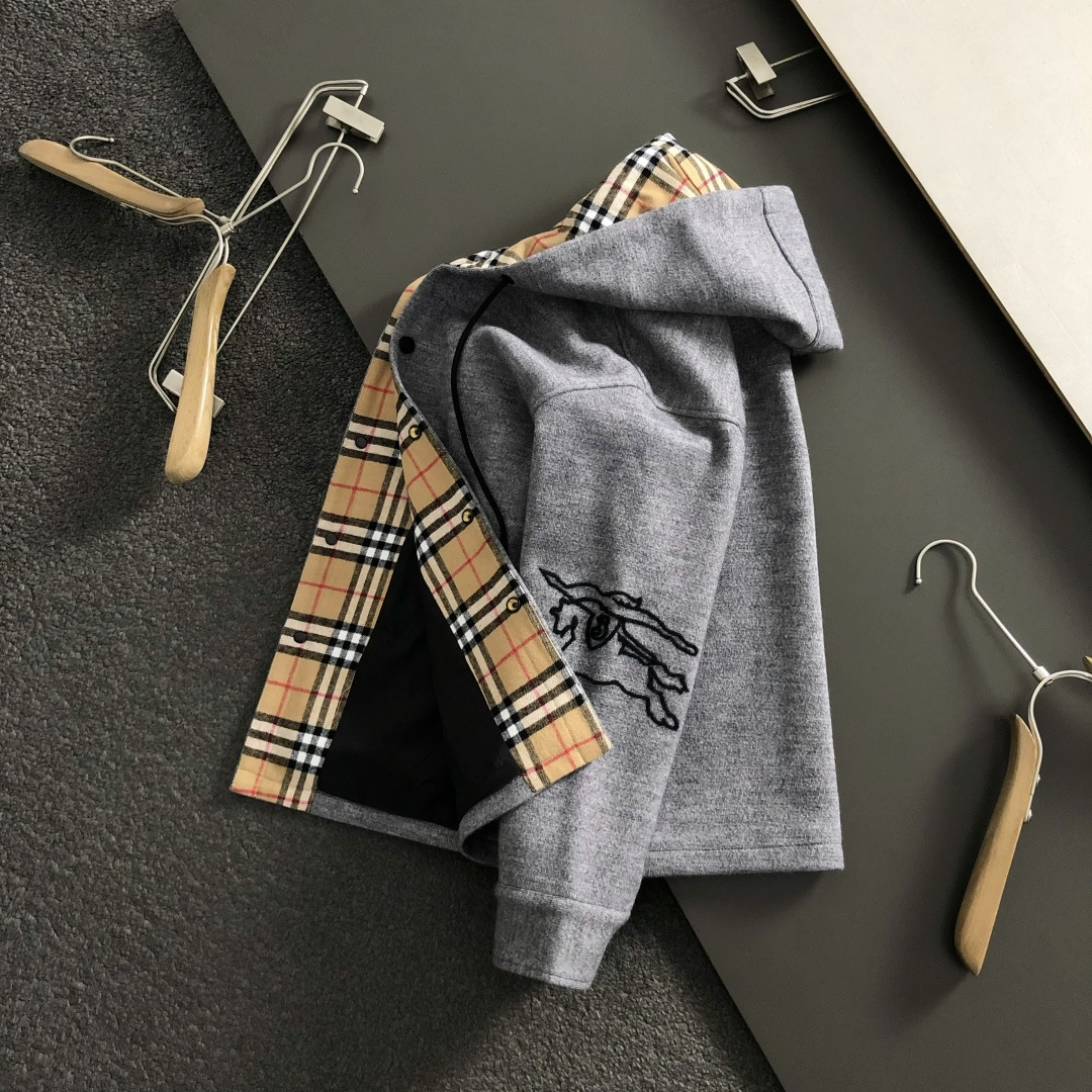 BBR*合身版型M-XXXl2025秋冬潮牌精仿颗粒绒连帽外套，以经典黑色格纹内衬为主调，巧妙融入连帽线