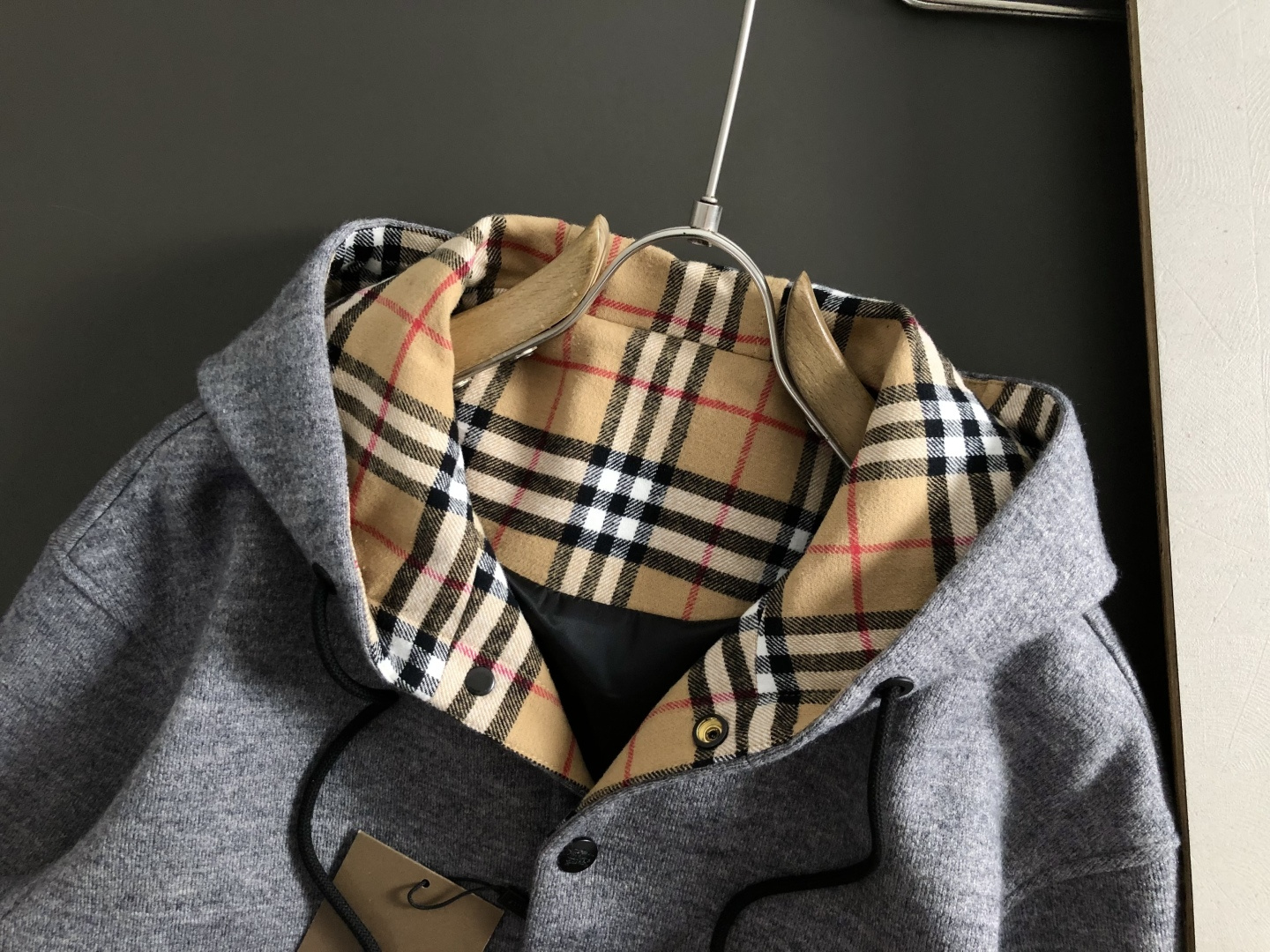 BBR*合身版型M-XXXl2025秋冬潮牌精仿颗粒绒连帽外套，以经典黑色格纹内衬为主调，巧妙融入连帽线