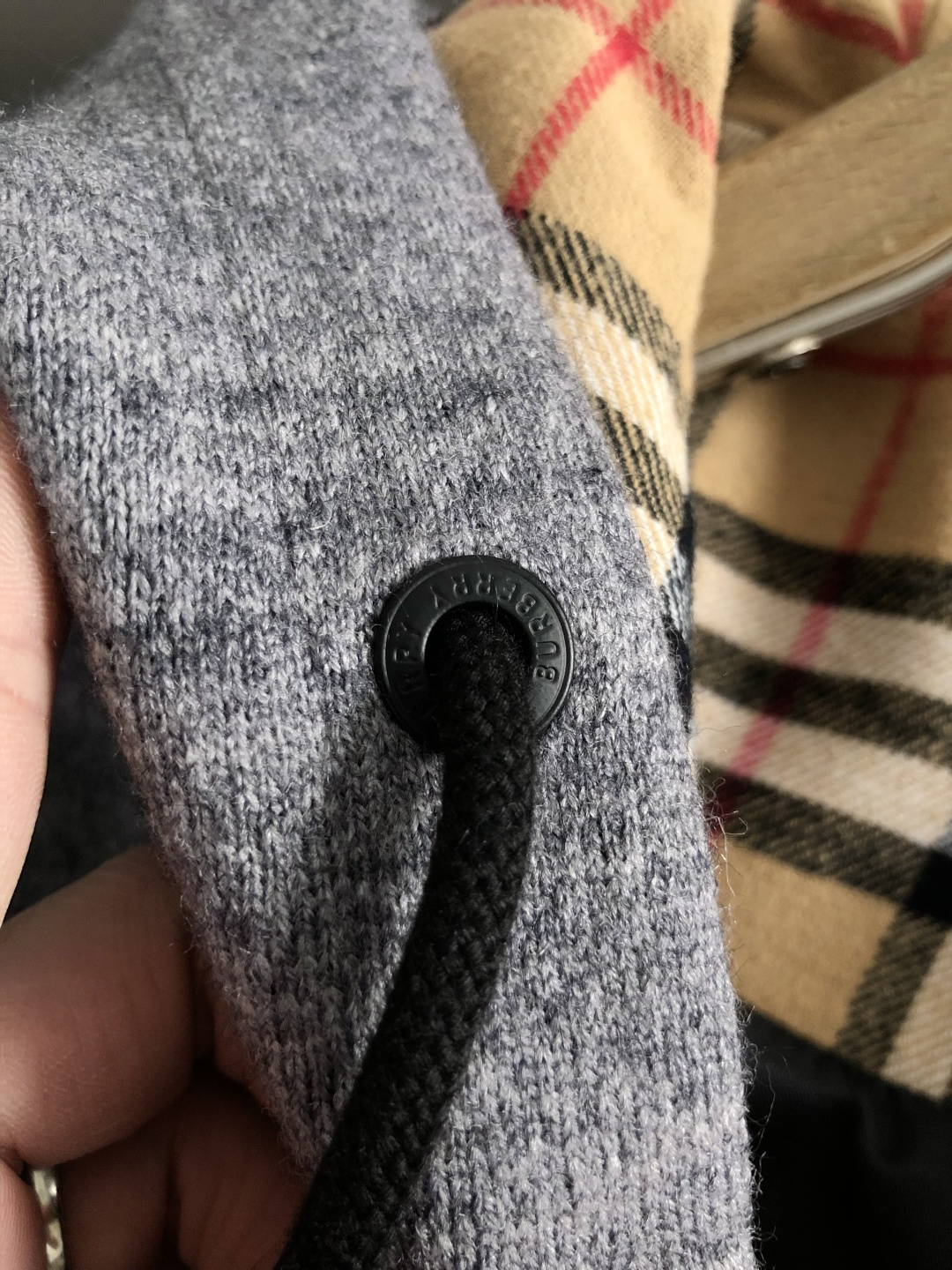 BBR*合身版型M-XXXl2025秋冬潮牌精仿颗粒绒连帽外套，以经典黑色格纹内衬为主调，巧妙融入连帽线