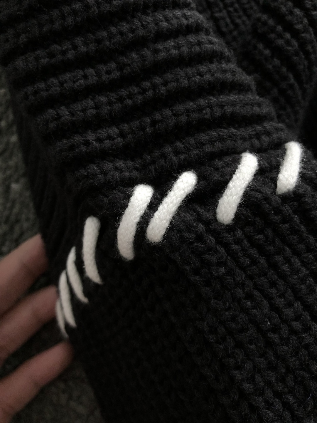 Low*宽松版型M-XXXl2025秋冬潮牌针织衫，以经典黑色拼色描边为主调，巧妙滴胶元素，打破传统针织