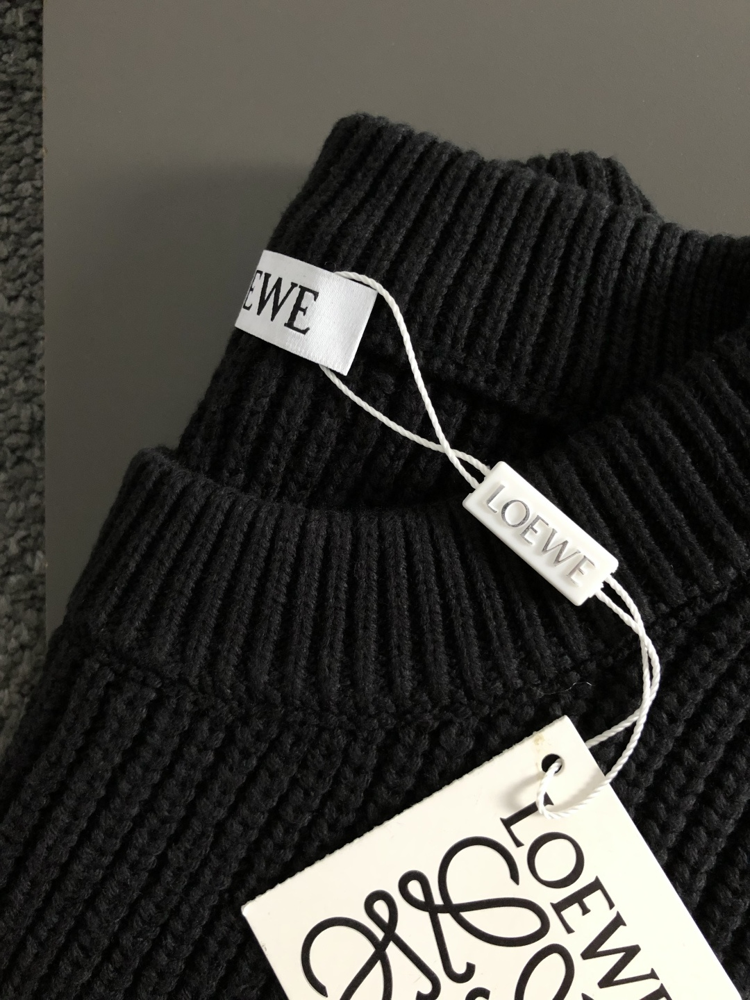 Low*宽松版型M-XXXl2025秋冬潮牌针织衫，以经典黑色拼色描边为主调，巧妙滴胶元素，打破传统针织