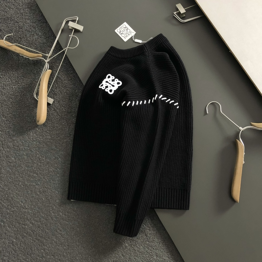 Low*宽松版型M-XXXl2025秋冬潮牌针织衫，以经典黑色拼色描边为主调，巧妙滴胶元素，打破传统针织