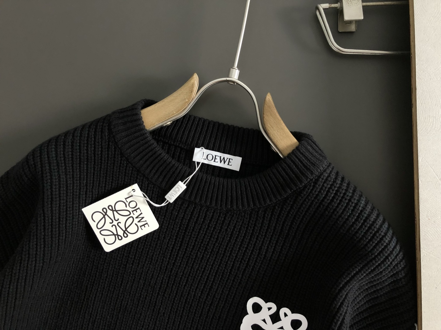 Low*宽松版型M-XXXl2025秋冬潮牌针织衫，以经典黑色拼色描边为主调，巧妙滴胶元素，打破传统针织