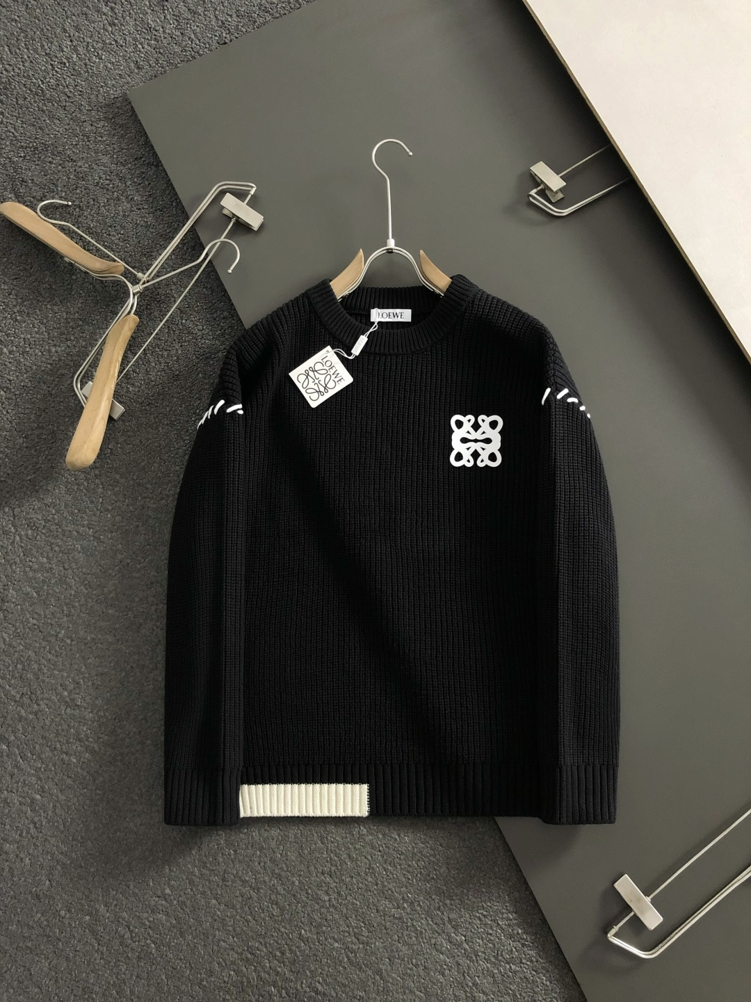 Low*宽松版型M-XXXl2025秋冬潮牌针织衫，以经典黑色拼色描边为主调，巧妙滴胶元素，打破传统针织