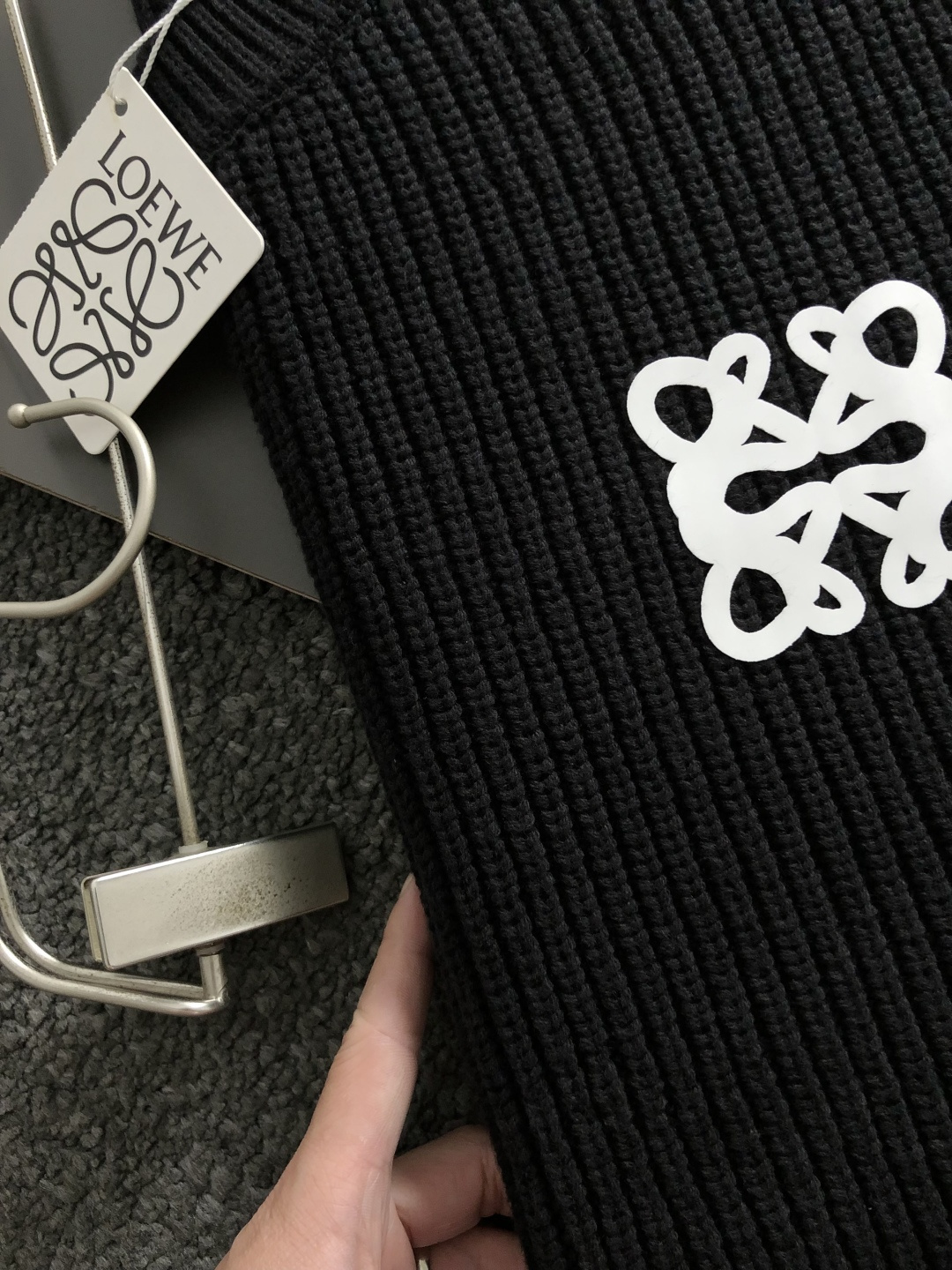 Low*宽松版型M-XXXl2025秋冬潮牌针织衫，以经典黑色拼色描边为主调，巧妙滴胶元素，打破传统针织