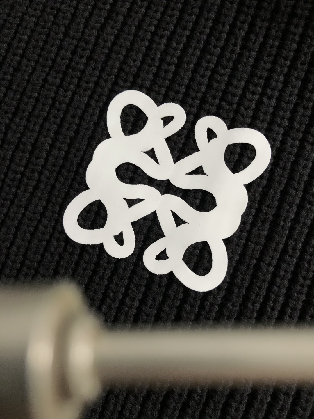 Low*宽松版型M-XXXl2025秋冬潮牌针织衫，以经典黑色拼色描边为主调，巧妙滴胶元素，打破传统针织