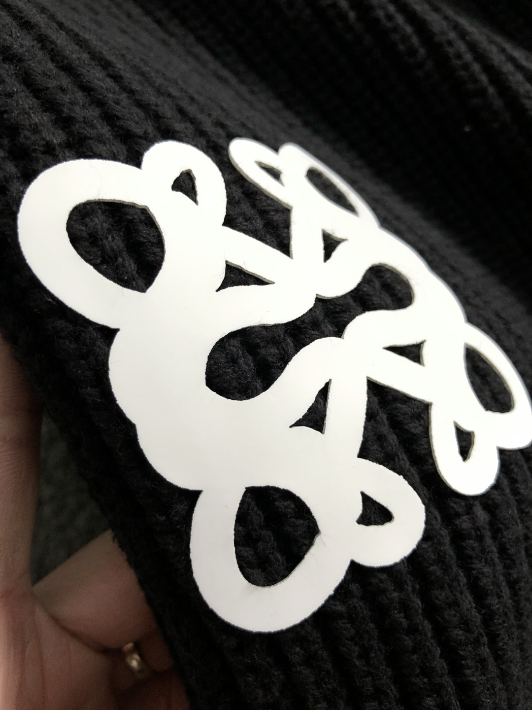 Low*宽松版型M-XXXl2025秋冬潮牌针织衫，以经典黑色拼色描边为主调，巧妙滴胶元素，打破传统针织