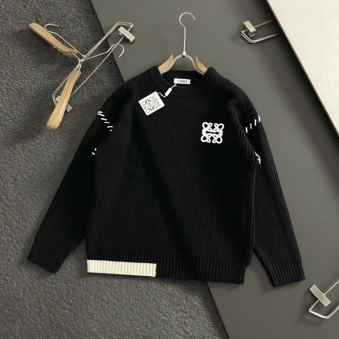 Low*宽松版型M-XXXl2025秋冬潮牌针织衫，以经典黑色拼色描边为主调，巧妙滴胶元素，打破传统针织